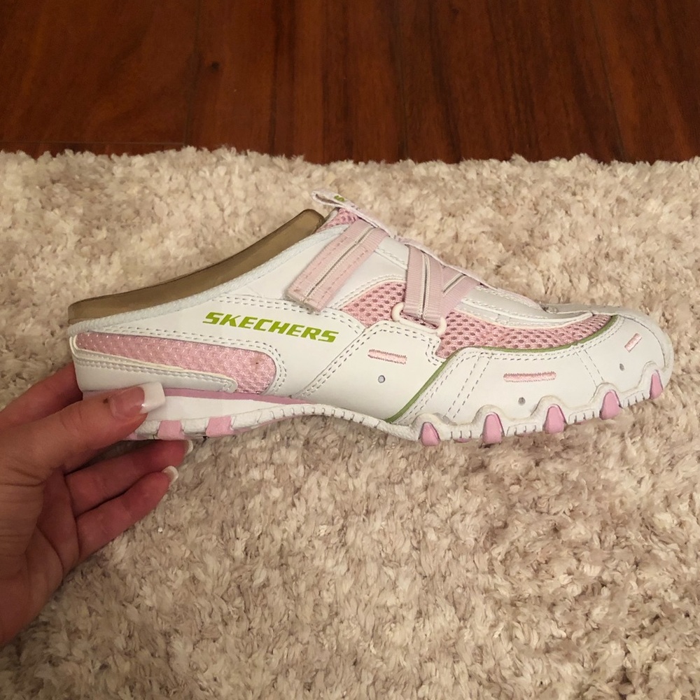 Womens size 6 (fits 5/5.5) NWT Sketchers slip back sneaker!